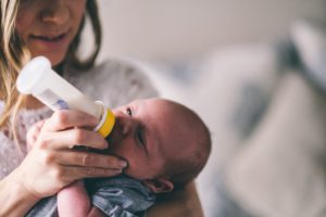 Mit der Milchpumpe abpumpen und Baby mit Flasche füttern