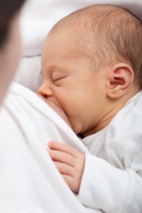 Baby wird an der Brust gestillt