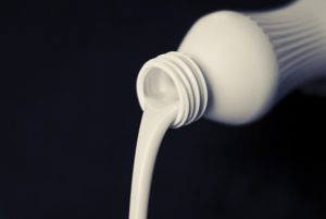 Milch in Aufbewahrungsflasche